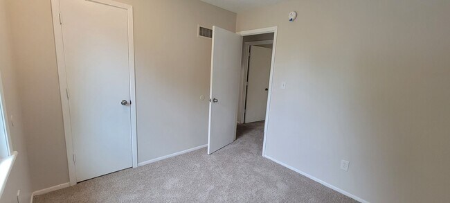 Foto del edificio - Beautiful three bedroom with fenced in yard