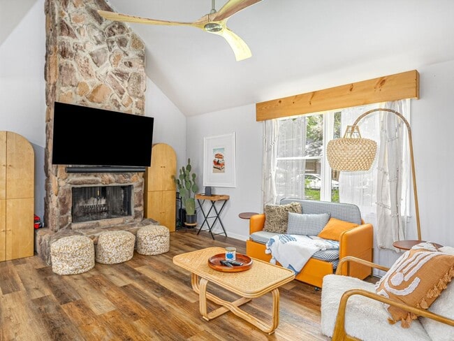 Building Photo - 4 Bedroom Single Family Home 15 Minutes fr...