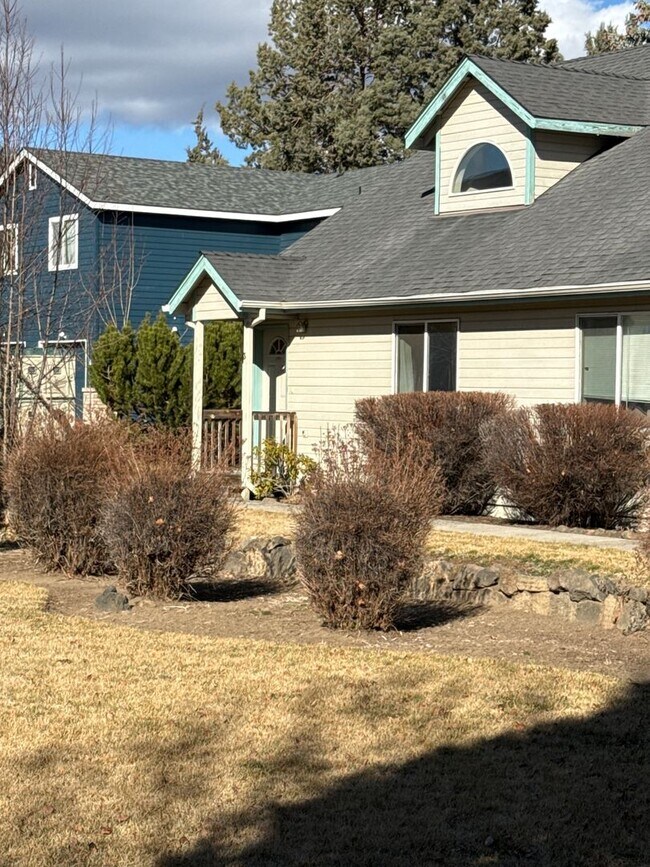 Building Photo - 1426 NE Tucson Way