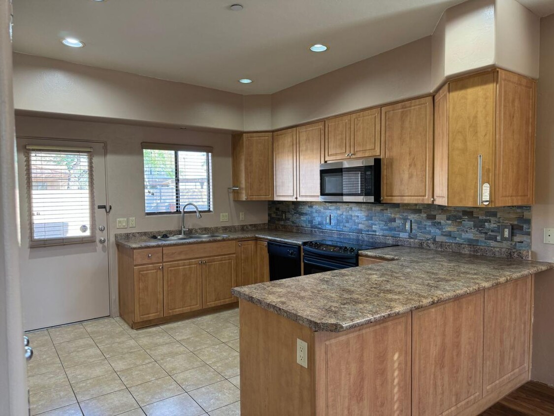 Foto principal - 1455 W Kilburn St