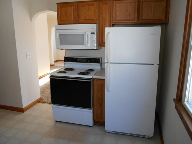 stove, microwave and refrigerator - 807 Powell Ave