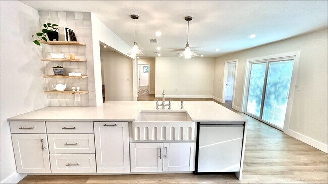 Foto del edificio - 513 Santa Clara Rd