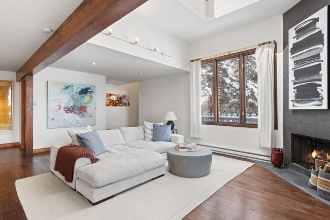 Foto del edificio - 382 Meadow Ranch Rd