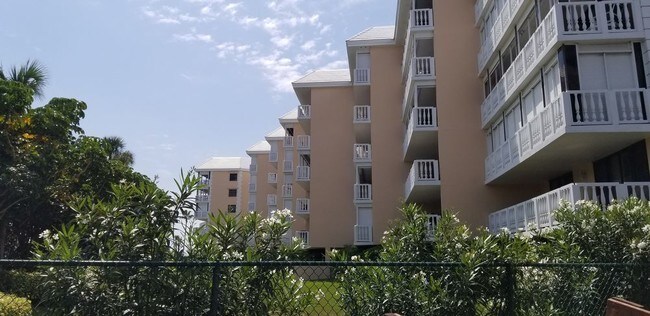 Building Photo - Silver Sands Beachfront short term 90 day min