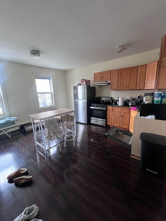 Primary Photo - 1576 Tremont St