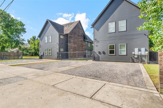 Foto del edificio - 3424 Tuam St