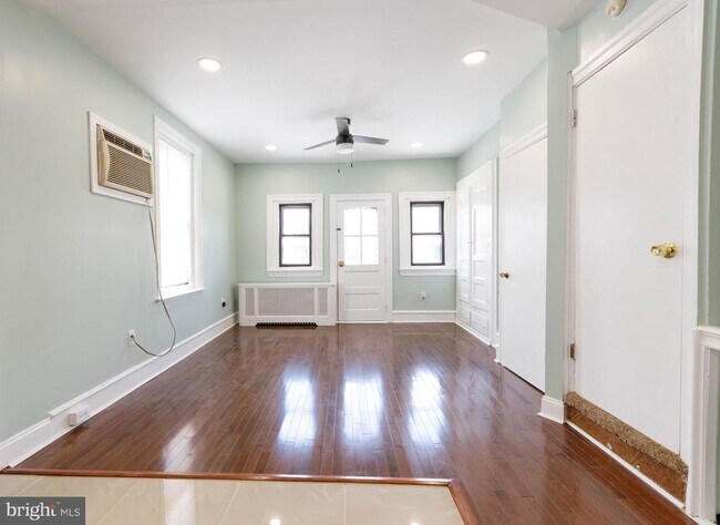 Building Photo - 537 Unruh Ave