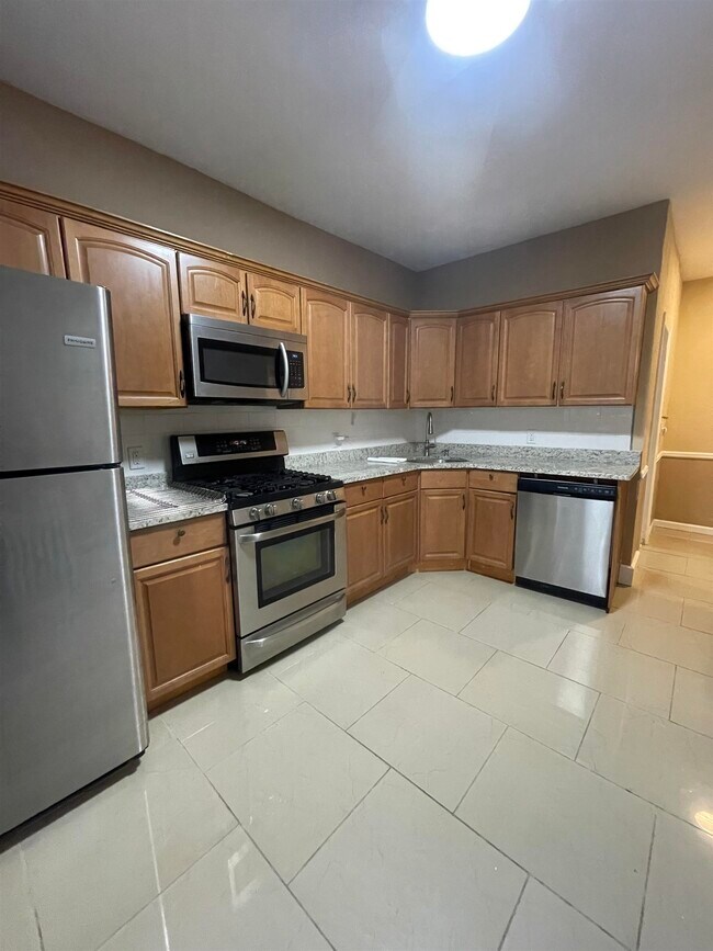 Building Photo - 131 W 28th St