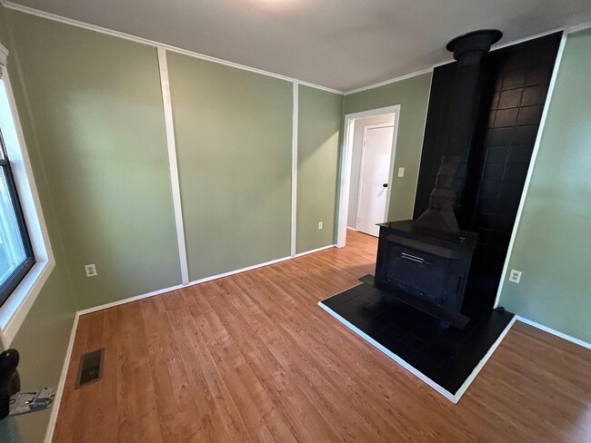 Building Photo - Kenilworth - Adorable 2 Bedroom House
