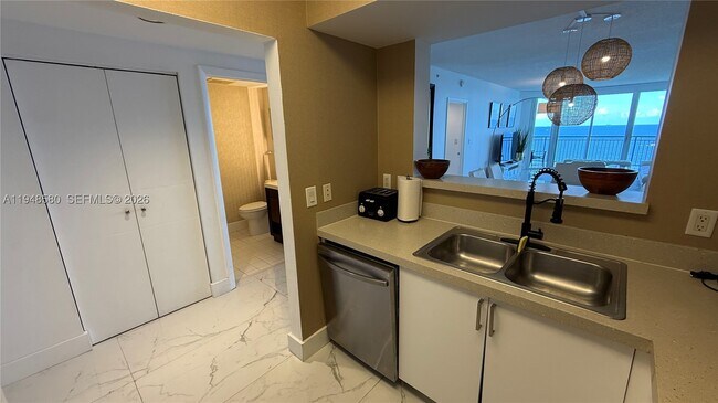 Building Photo - 17375 Collins Ave