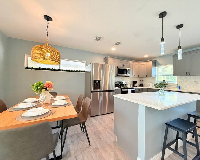 Building Photo - 3120 Drake Dr