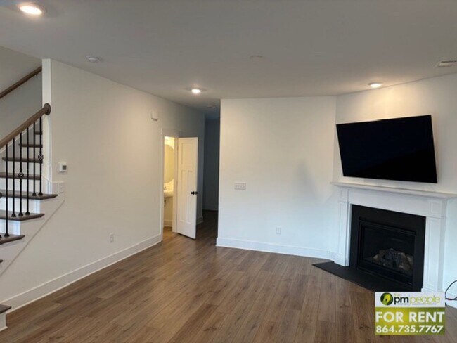 Foto del edificio - 3/2.5 Townhome in Excellent Greenville/Travelers Rest Location!