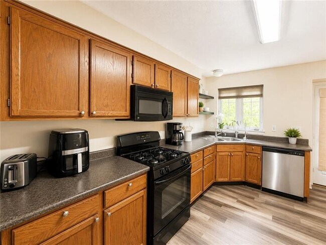 Foto del edificio - 122 Broadstone Dr