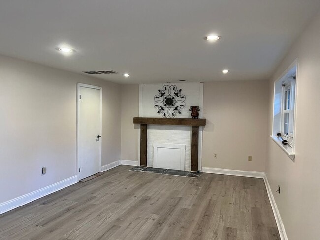 Building Photo - 8104 Broadview Dr