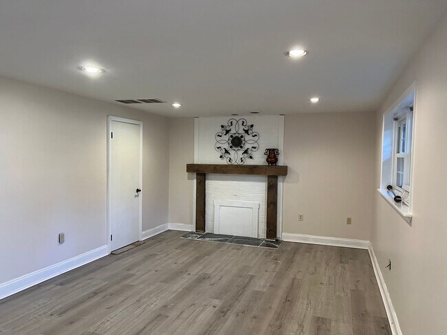Foto del edificio - 8104 Broadview Dr