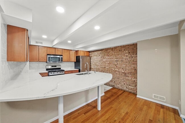 Building Photo - 406 S Lageschulte St