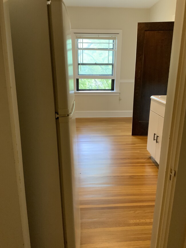 kitchen room for a table - 2000 Grand Ave S