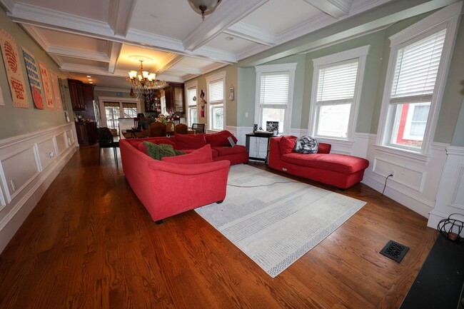 Foto del edificio - 3K SQ. FT MASSIVE APT W 4 BATHROOMS, LAUNDRY IN UNIT, PET FRIENDLY AND NO FEE!  2 FREE PARKING SP...