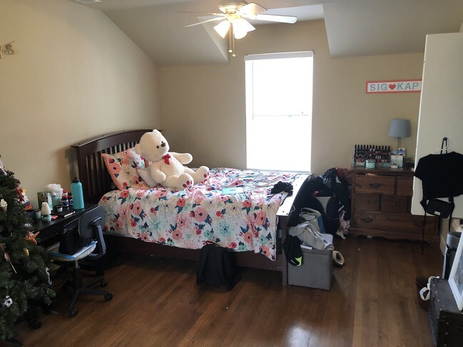 Building Photo - 488 E 3rd St