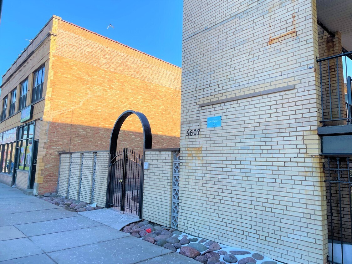 Primary Photo - 5607 W Irving Park Rd
