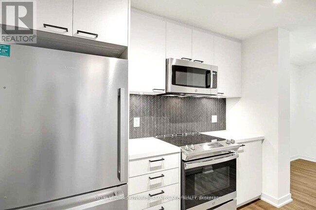 Photo du bâtiment - 1808 St Clair Ave W