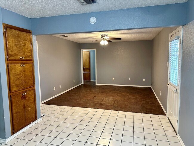 Foto del edificio - 2105 Melody Cir