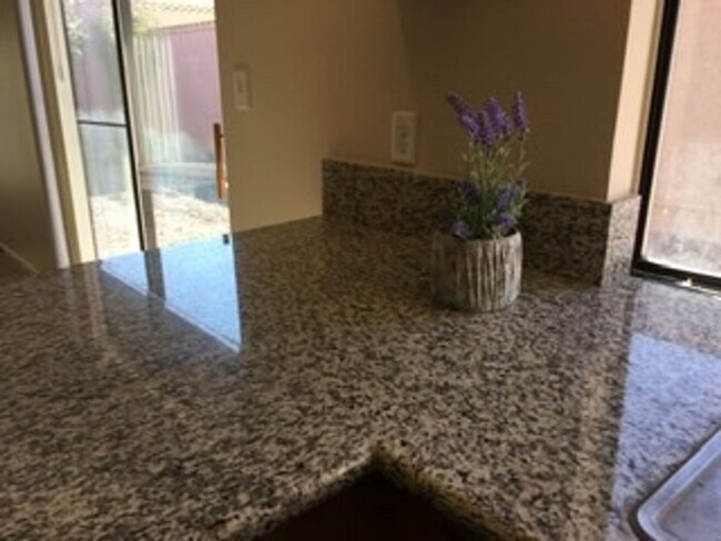 Foto del edificio - Great Location close to shopping at Durango and Summerlin Parkway