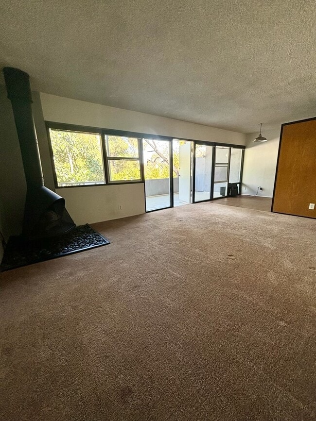 Sala de estar de dos habitaciones - 317 Monterey Rd