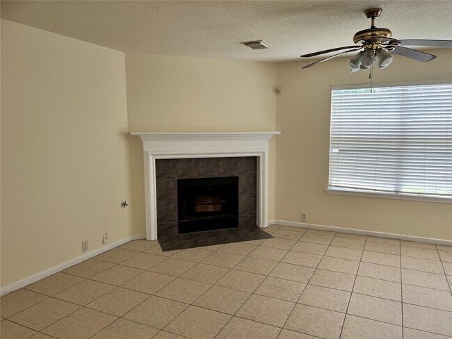 Building Photo - 13527 Eldridge Villa St