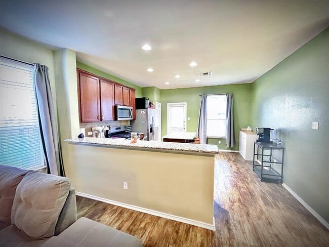 Building Photo - 228 La Dera Dr