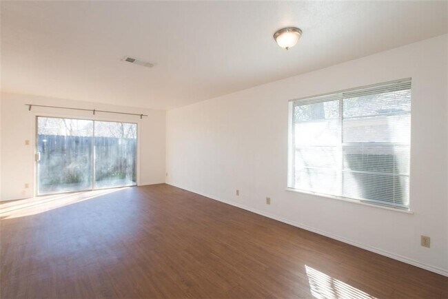 Foto del edificio - 9007 Little Walnut Pkwy