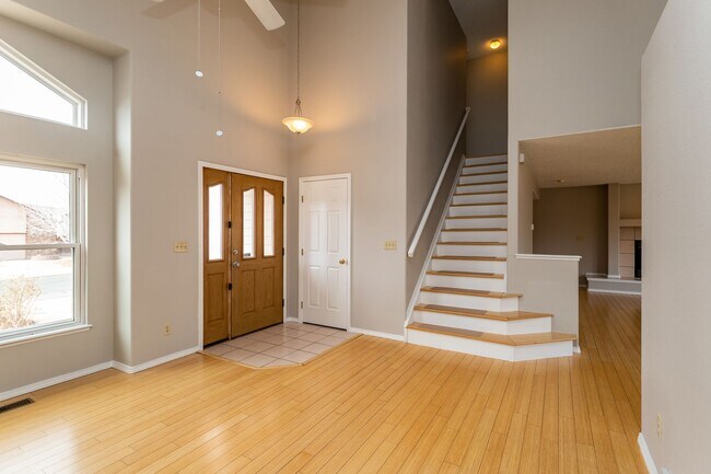 Foto del edificio - Spacious 4-Bedroom Home with Modern Updates and Year-Round Comfort