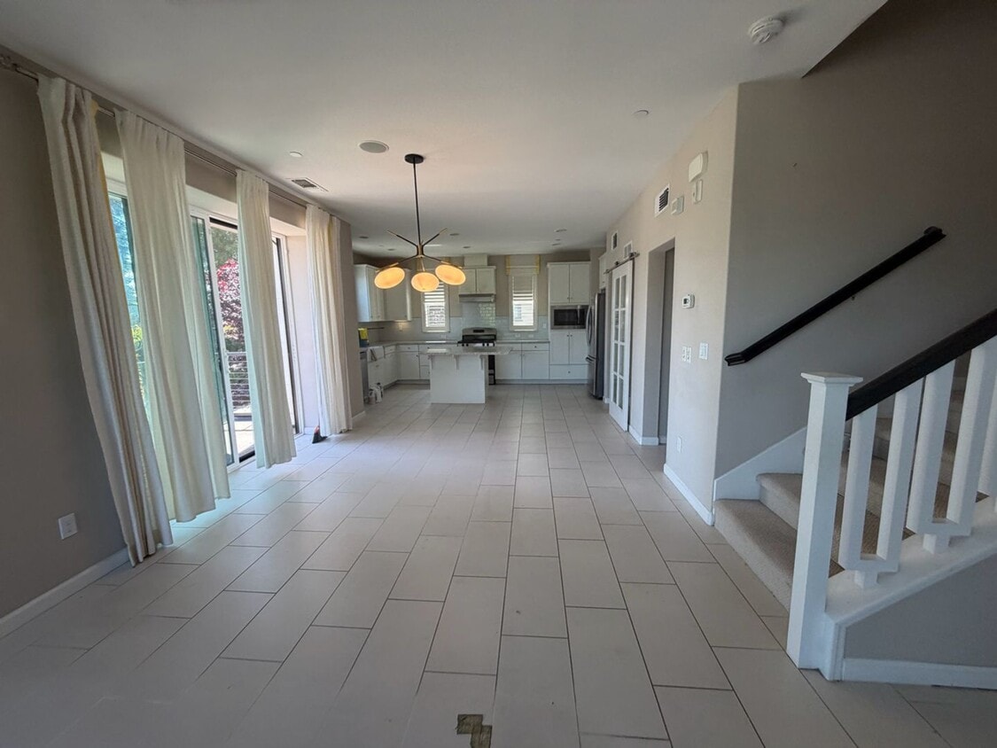 Foto del edificio - Welcome to this stunning 3 bedroom 3.5 bathroom townhome in Hayward, Ca