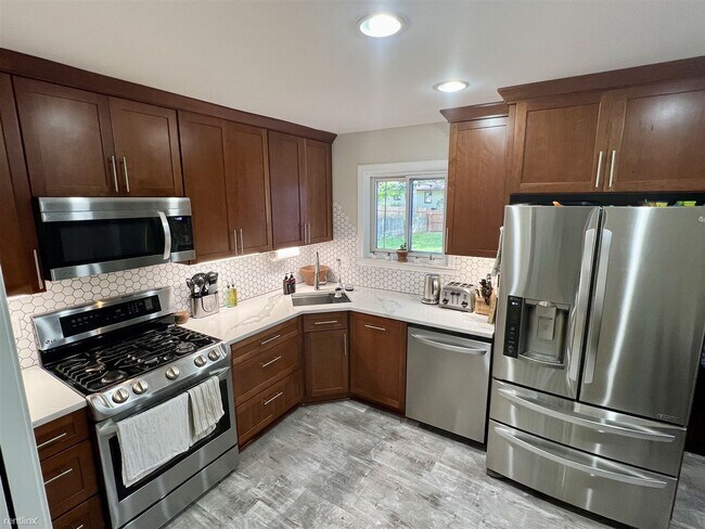 Foto del edificio - 3 br, 2 bath House - 2669 Deake Ave