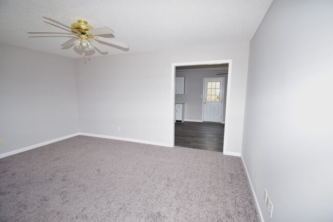 Building Photo - 3 Bedroom 2 Bath Pet Friendly Home For Rent!