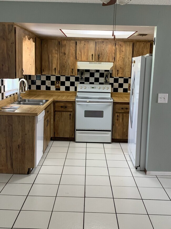 Foto del edificio - 1395 Dexter Dr N