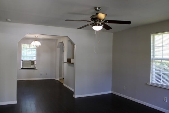 Building Photo - Charming 2 Bedroom, 1 Bath Home with Side ...