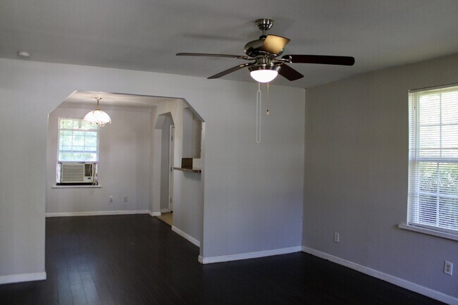 Foto del edificio - Charming 2 Bedroom, 1 Bath Home with Side ...