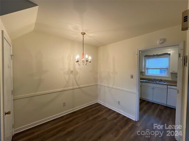 Foto del edificio - 1613 N Sharon Amity Rd
