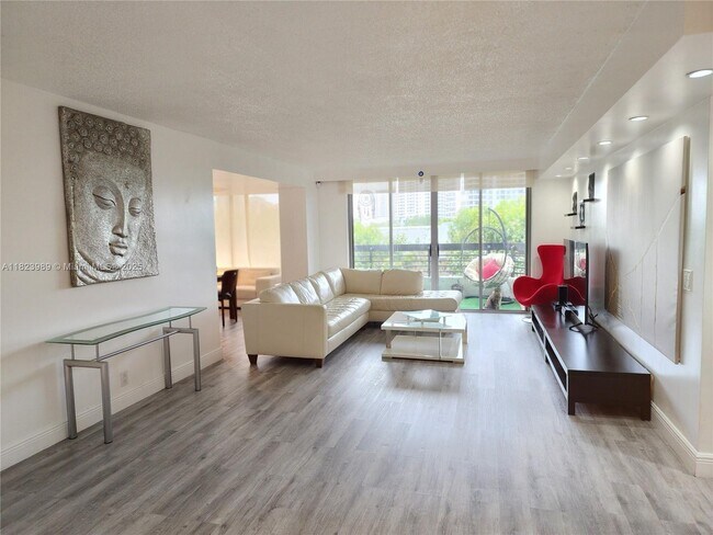 Foto del edificio - 3500 Mystic Pointe Dr
