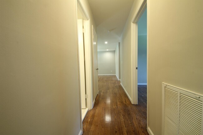 Building Photo - 4736 Monmouth Dr