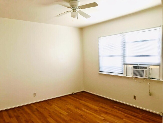 Building Photo - 1710 Huntington Dr