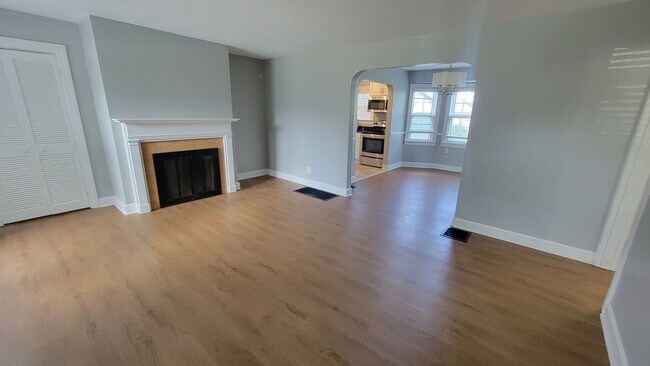 Foto del edificio - 4305 Briarwood Rd