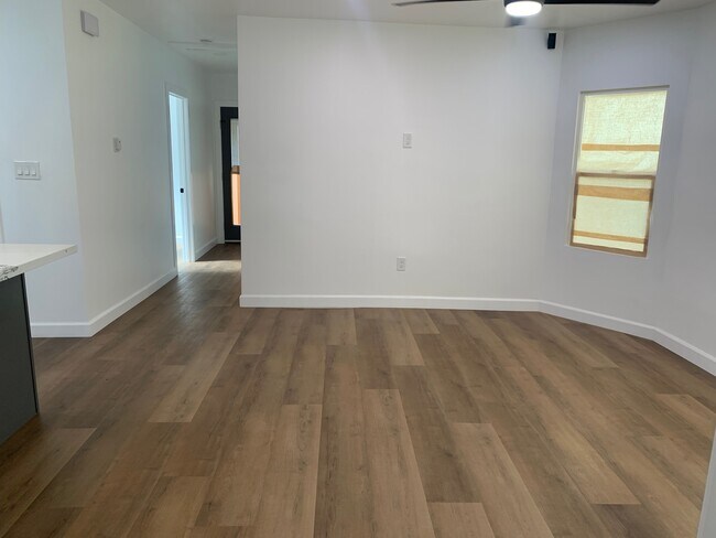 Foto del edificio - 1227 E 7th St