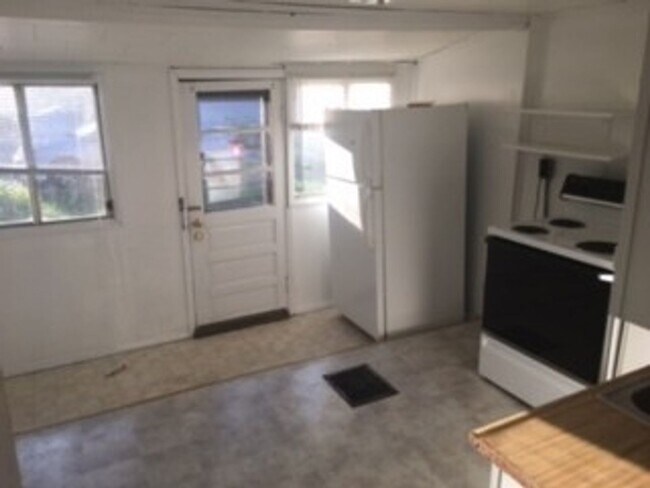 Building Photo - 1 bedroom, 1 bath duplex: Available August...