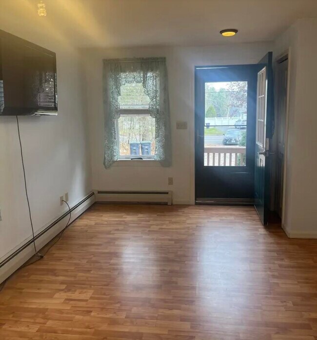 Foto del edificio - 208 Long Pond Rd