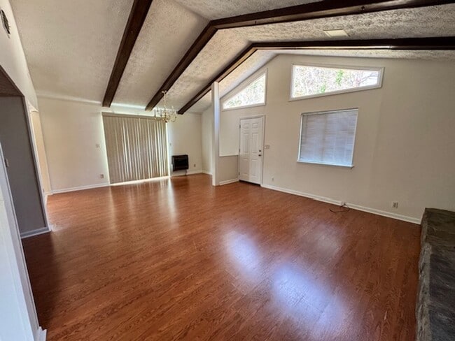 Building Photo - 105 N Lake Dr