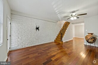 Building Photo - 2326 E Hazzard St