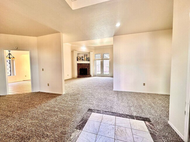 Building Photo - Spacious 4 Bed in Deer Creek