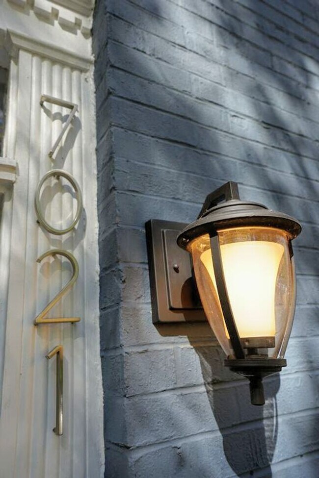 Building Photo - Knoxville 37909 - AVAILABLE February 10th!...
